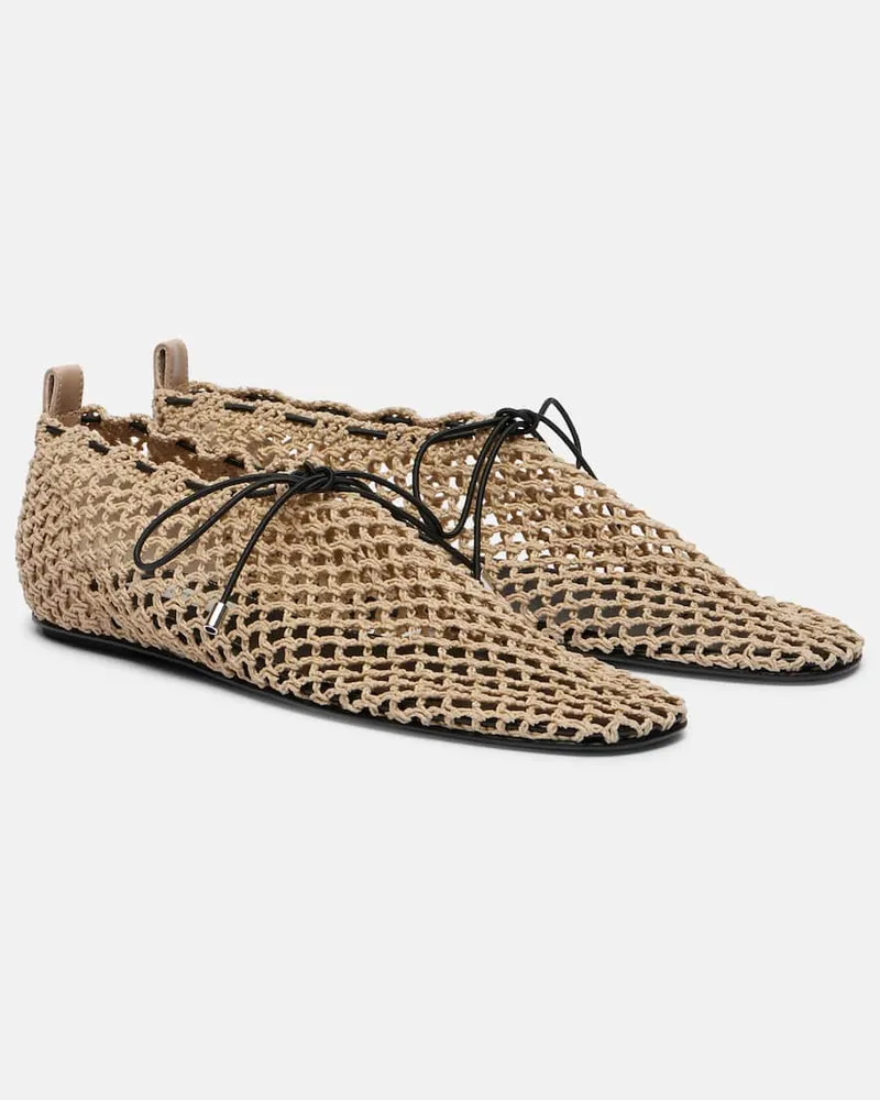 Totême Ballerinas aus Häkelstrick Beige