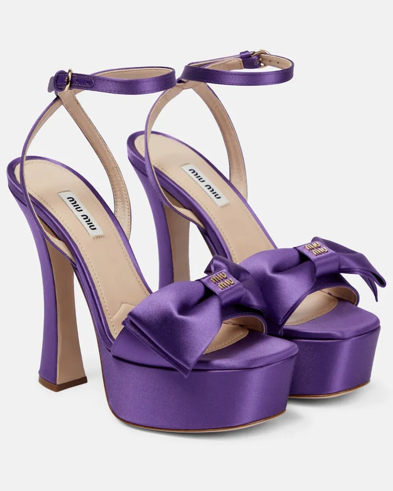 Miu Miu Plateausandalen aus Satin Violett