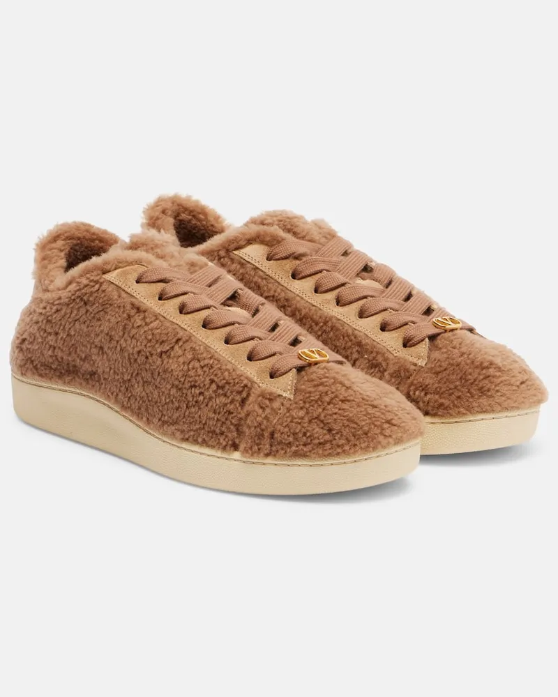 Valentino Garavani Sneakers Royco VLogo aus Faux Fur Beige