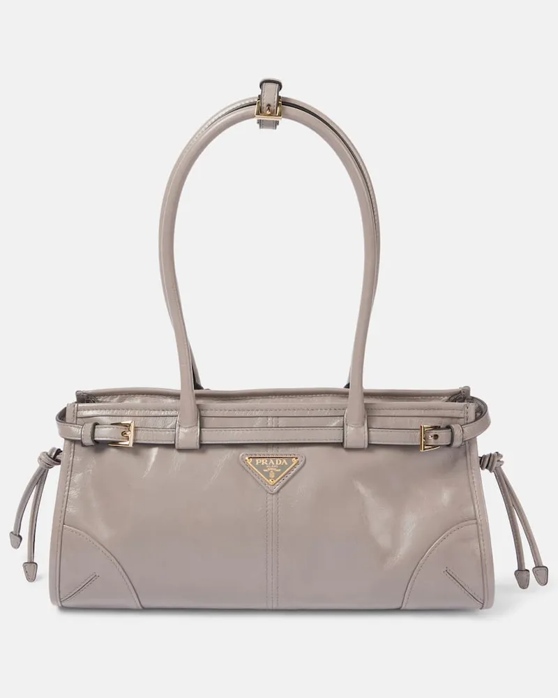 Prada Schultertasche Medium aus Leder Grau