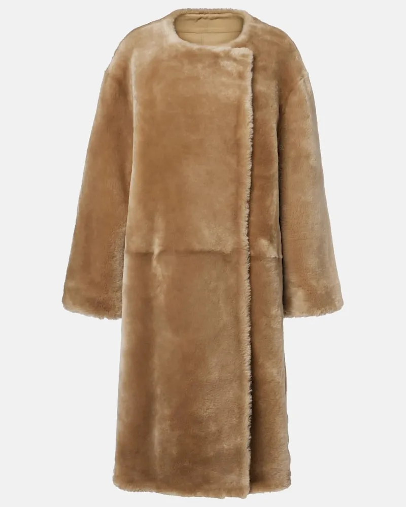 Totême Mantel aus Shearling Beige