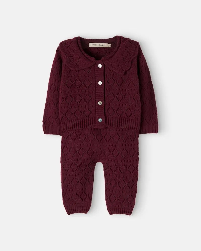 The New Society Baby Set aus Cardigan und Latzhose aus Strick Burgunderrot