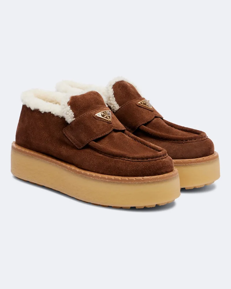 Prada Plateau-Loafers aus Veloursleder mit Shearling Braun