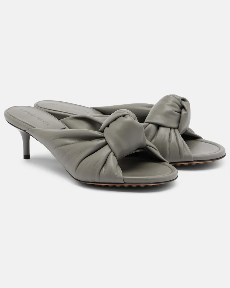 Bottega Veneta Pantoletten Cherry Knot aus Leder Grau