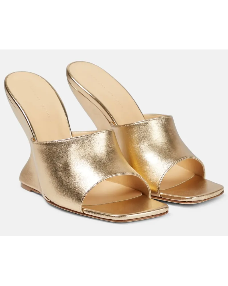 Magda Butrym Pantoletten Inverted Wedge aus Metallic-Leder Gold