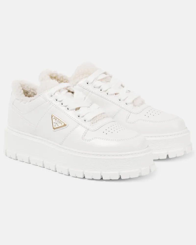 Prada Plateau-Sneakers aus Leder mit Shearling Weiß