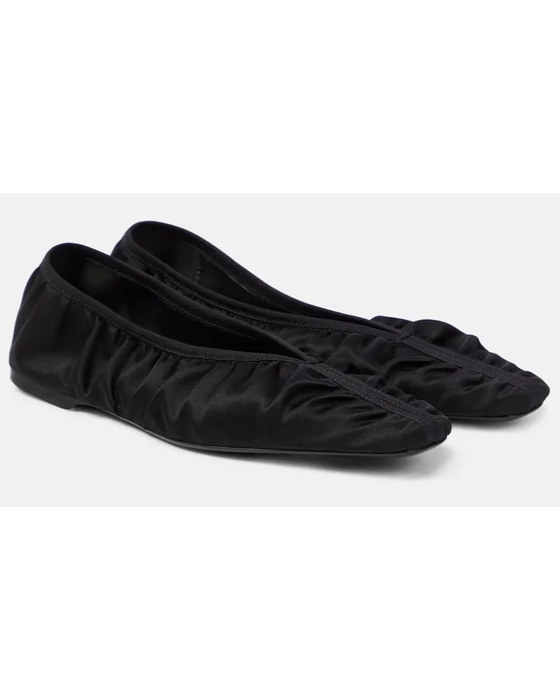 Totême Ballerinas The Gathered Flat aus Satin Schwarz