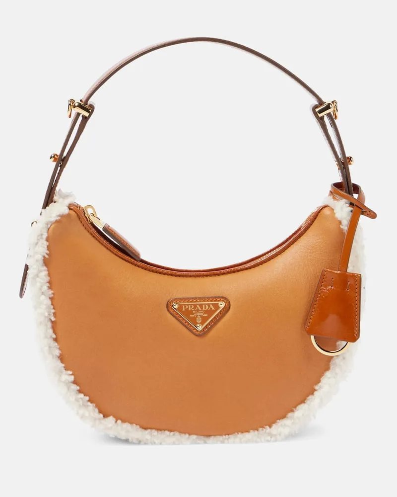 Prada Schultertasche Arqué Small aus Leder mit Shearling Braun