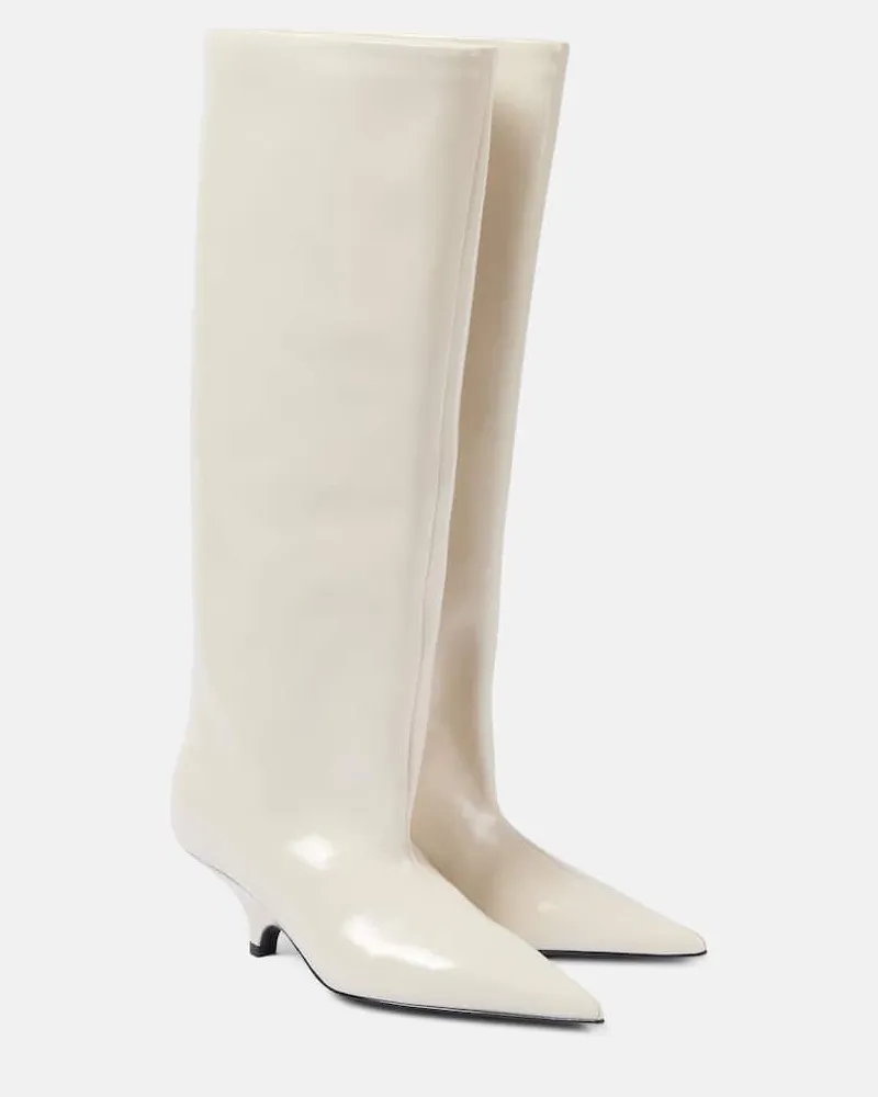 Totême Stiefel aus Lackleder Weiß