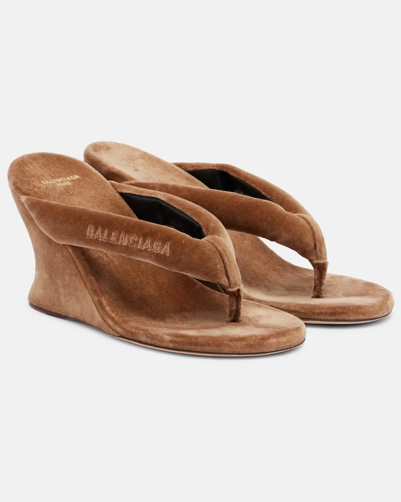 Balenciaga Wedge-Sandalen Gaeta aus Samt Braun