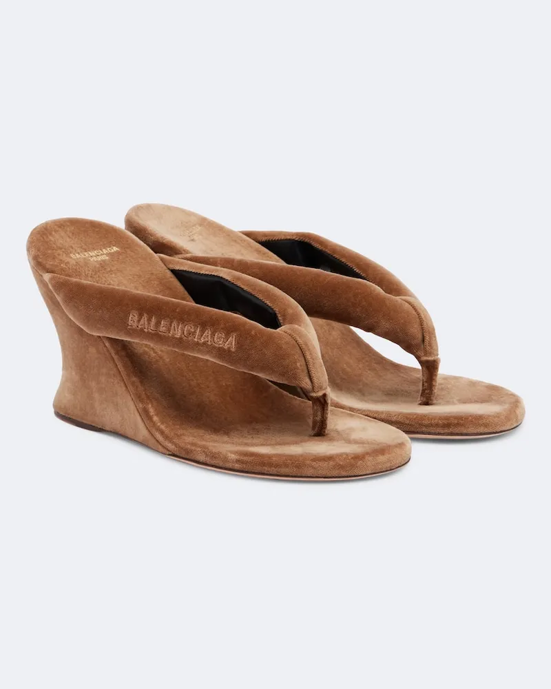 Balenciaga Wedge-Sandalen Gaeta aus Samt Braun