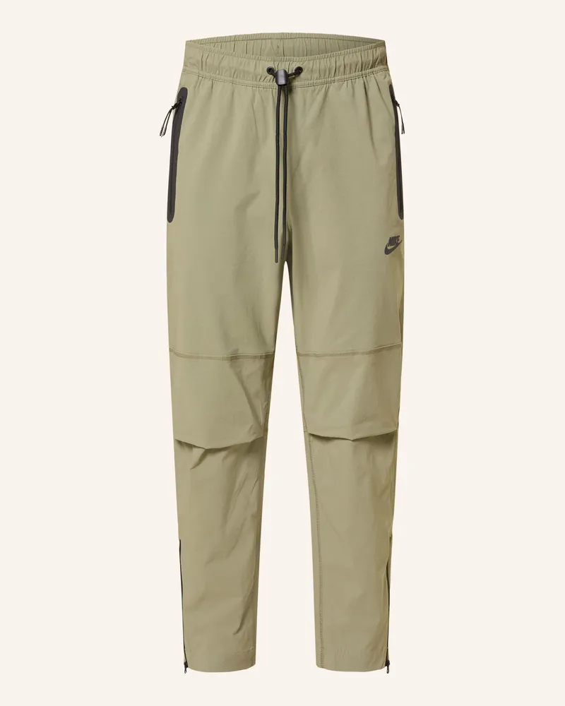 Nike Trackpants Tech gruen Oliv