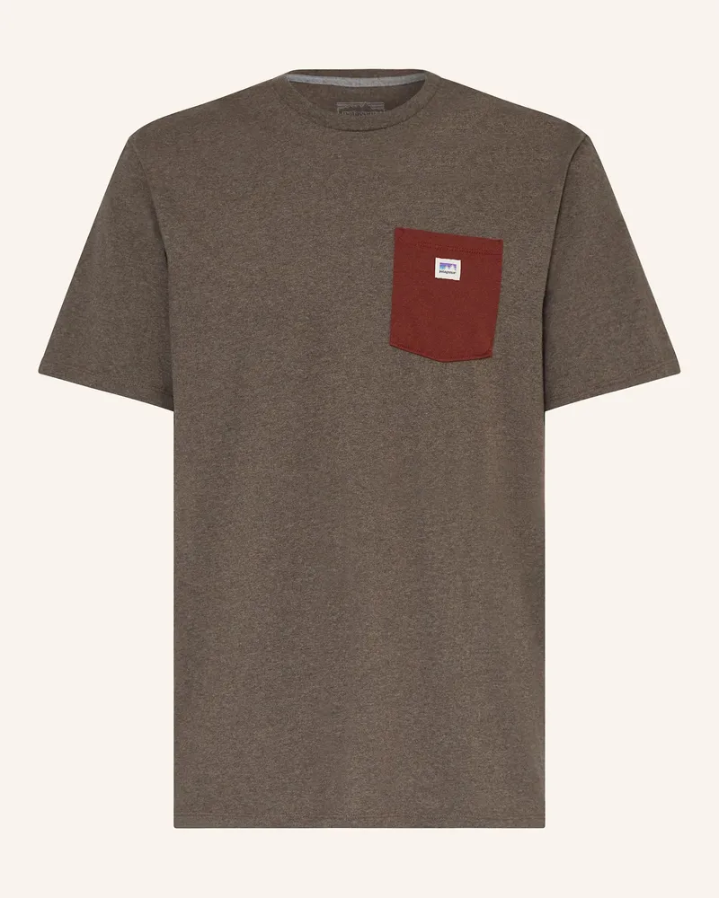 Patagonia T-Shirt SHOP STICKER POCKET RESPONSIBILI-TEE Dunkelbraun