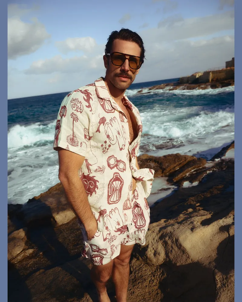 OAS Schnelltrocknende Badeshorts mit grafischem Print in Rot