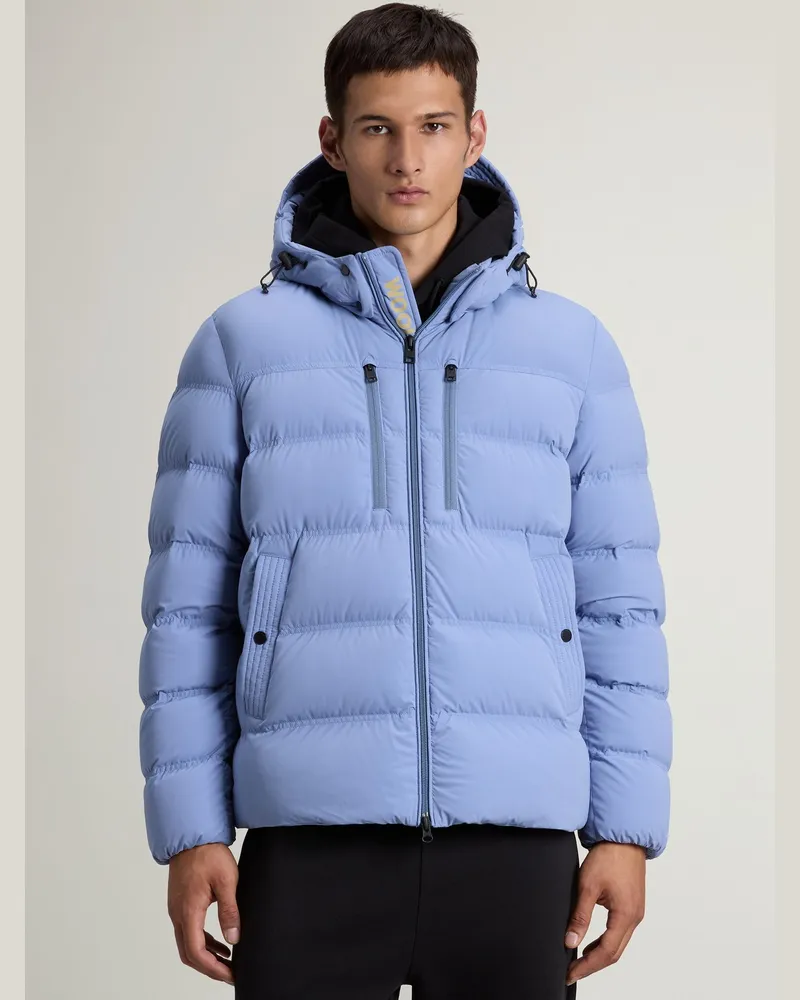 Woolrich Gesteppte Daunenjacke aus Stretchnylon mit Kapuze in Hellblau