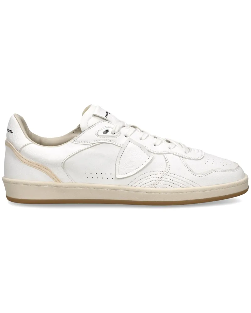 Philippe Model Flache Sneaker aus Glattleder mit Aufnäher in Weiß