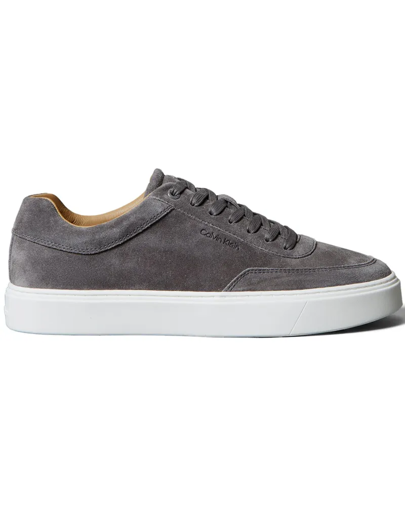 Calvin Klein Low Top Sneaker aus Veloursleder mit Label-Gravur in Grau