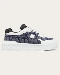 Valentino Garavani SNEAKER LOW-TOP ONE STUD XL IN NAPPA E TESSUTO JACQUARD TOILE ICONOGRAPHE CON EFFETTO DENIM Uomo BIANCO/NERO/DENIM Bianco