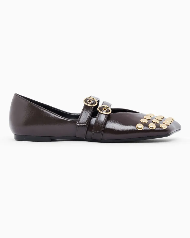 Armani Exchange Ballerine lucide a punta con borchie e doppi cinturini Marrone