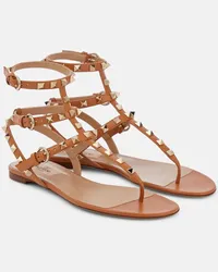 Valentino Garavani Sandali infradito Rockstud in pelle Beige