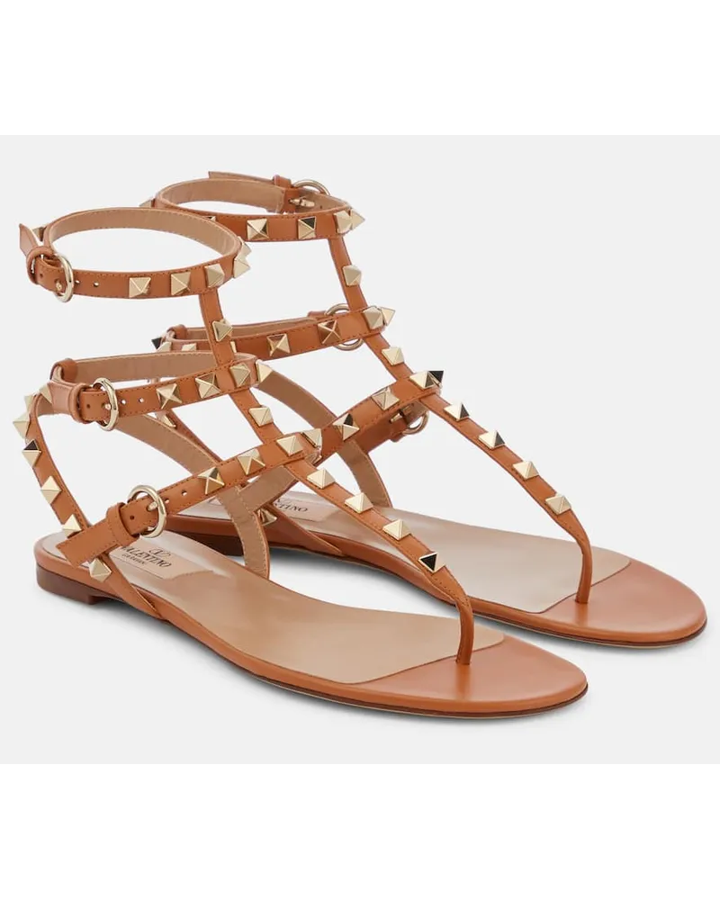 Valentino Garavani Sandali infradito Rockstud in pelle Beige
