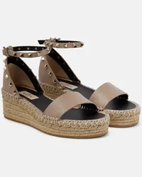 Valentino Garavani Sandali espadrillas Rockstud in pelle con zeppa Beige