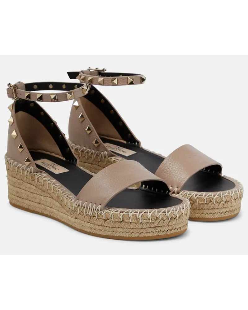 Valentino Garavani Sandali espadrillas Rockstud in pelleÂ con zeppa Beige