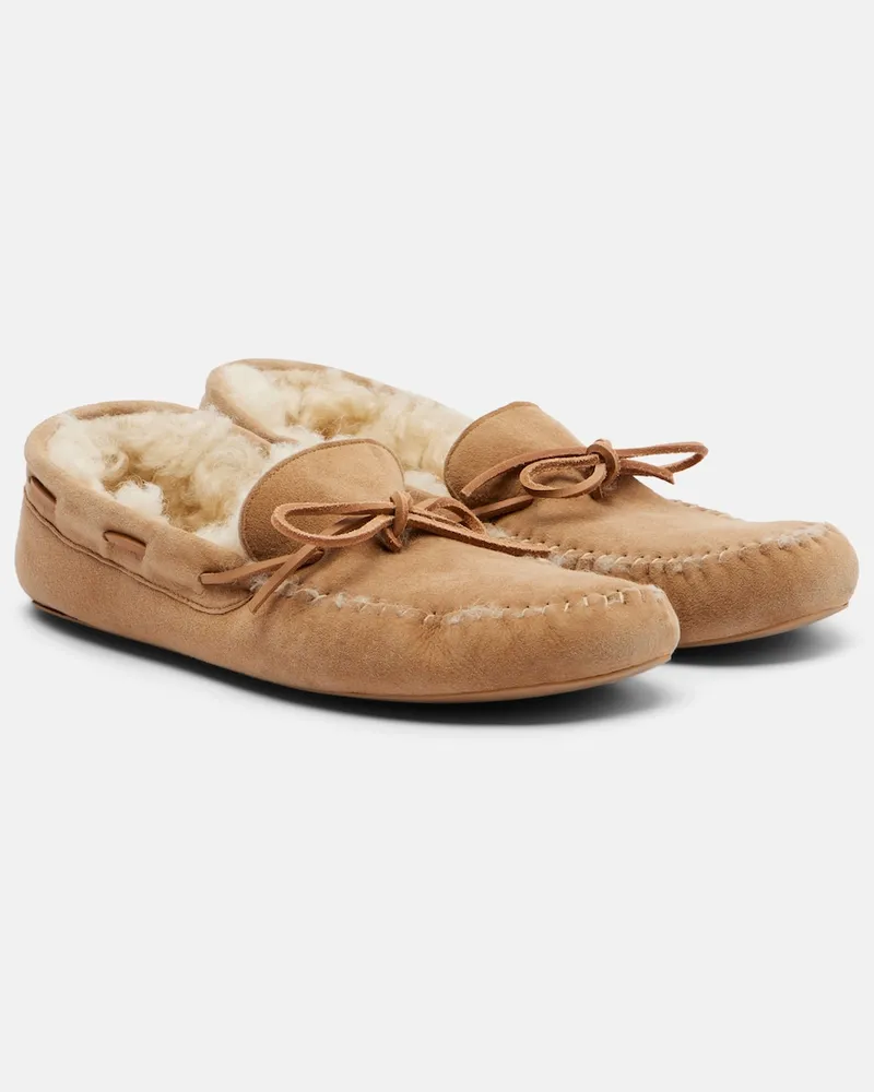 The Row Scarpe da barca Lucca in suede con shearling Beige