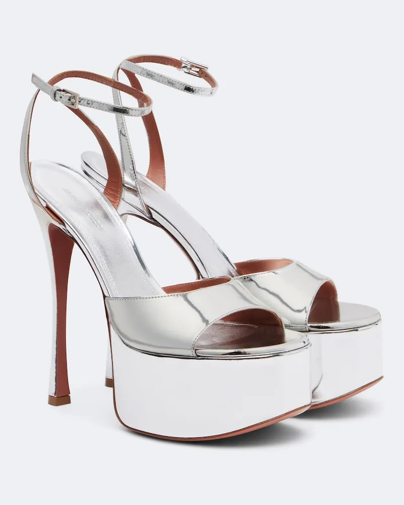 Amina Muaddi Sandali Aya in pelle metallizzata con plateau Argento