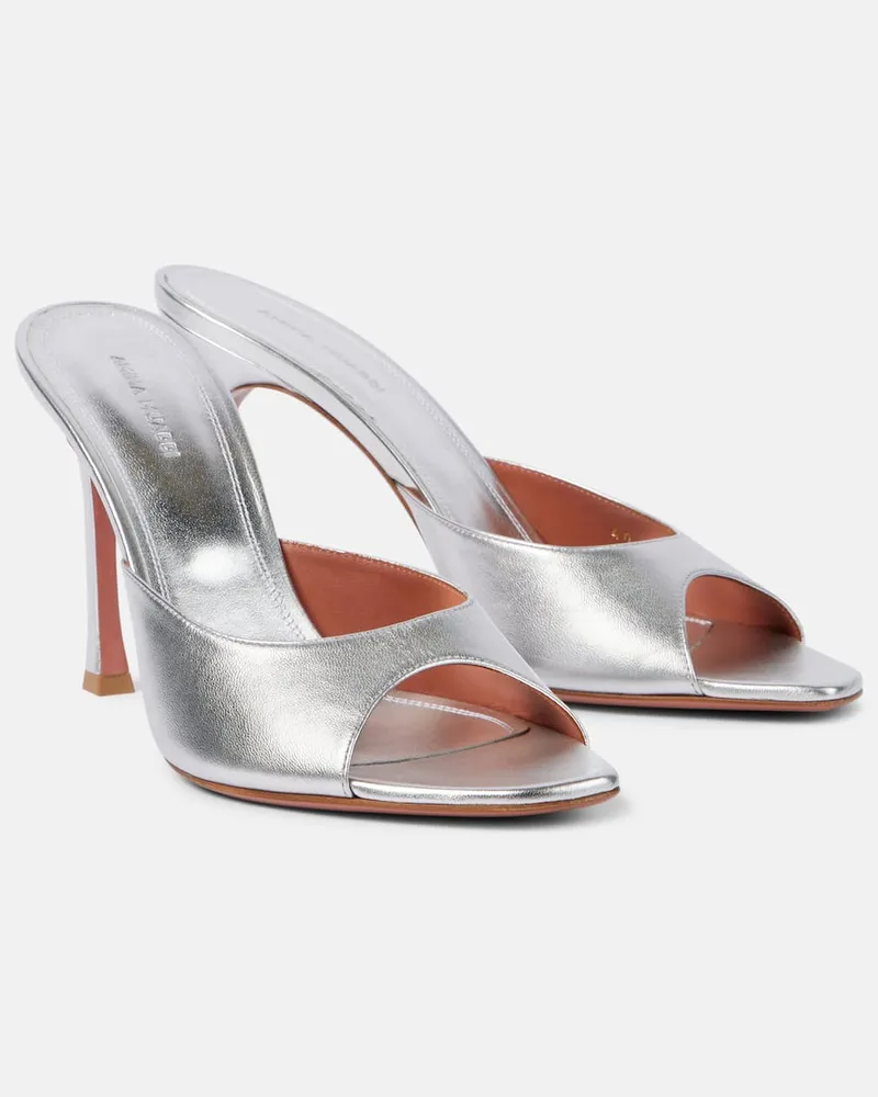 Amina Muaddi Mules Alexa 95 in pelle metallizzata Argento