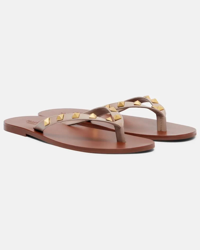 Valentino Garavani Sandali infradito Rockstud in pelle Beige