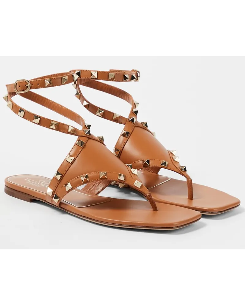 Valentino Garavani Sandali infradito Rockstud in pelle Beige