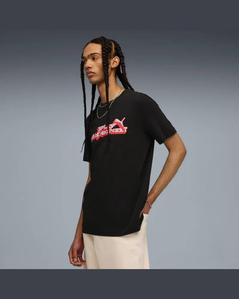 Puma T-shirt con grafica Play Different da uomo, Abbigliamento, Nero Black